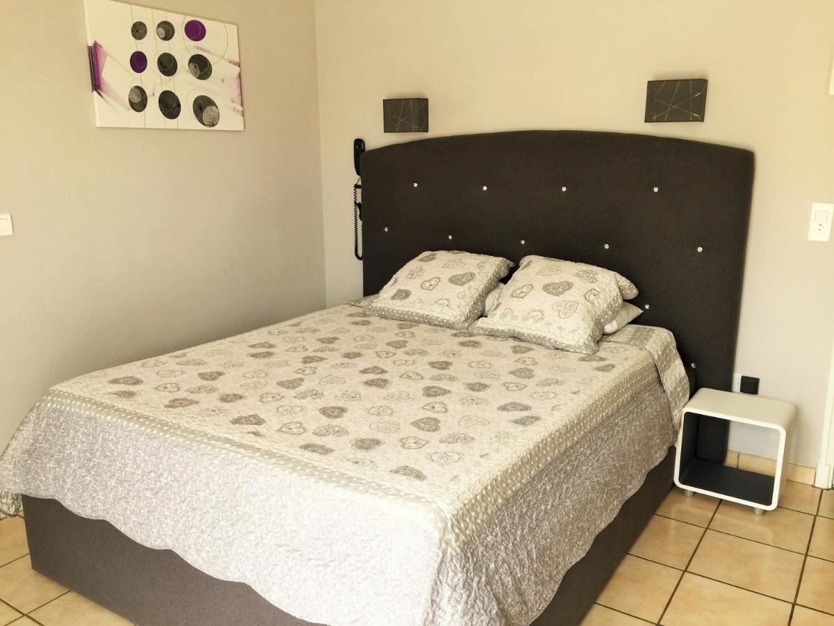 Logis Hotel Le Clement V Roquemaure  Εξωτερικό φωτογραφία