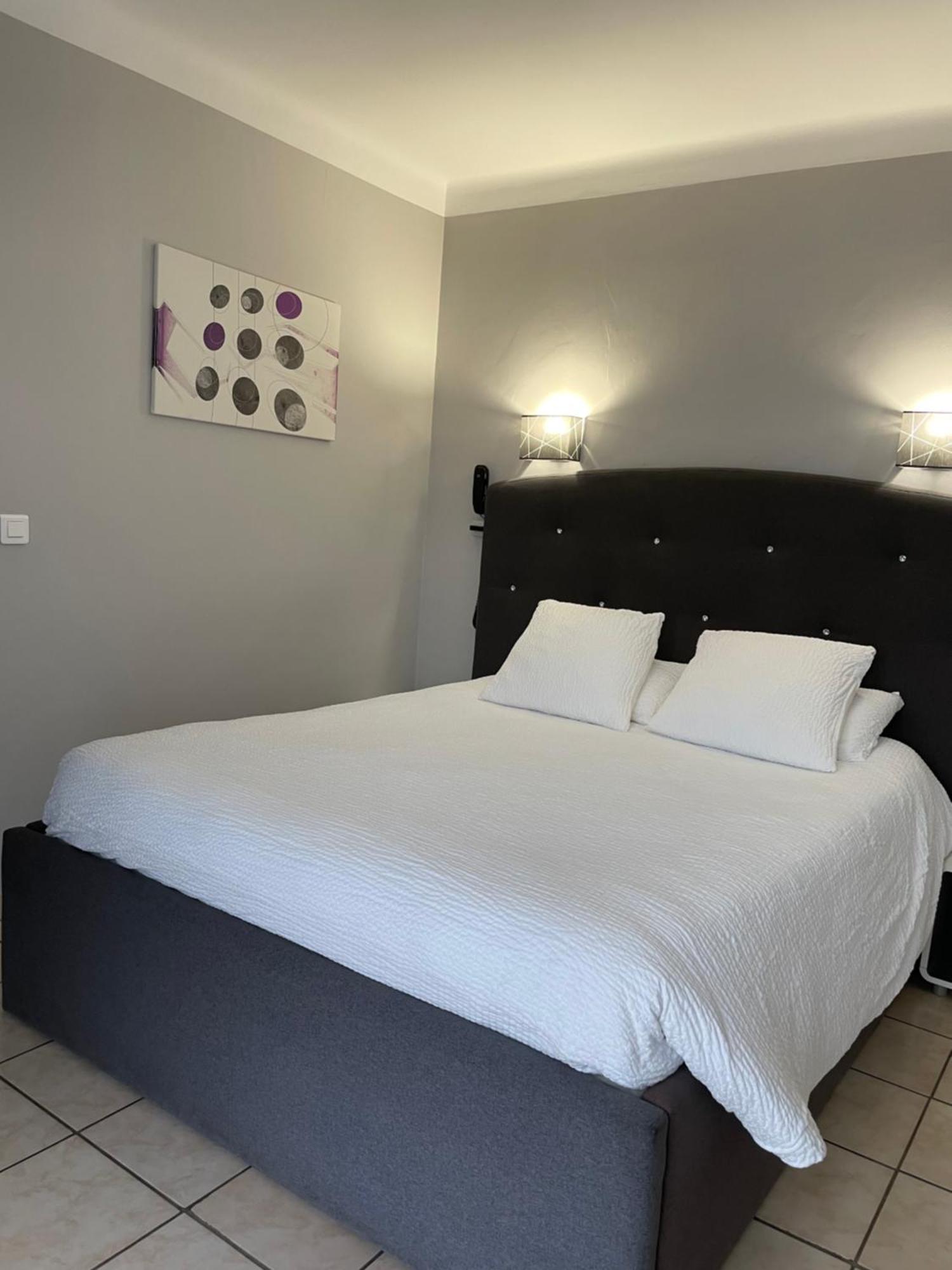 Logis Hotel Le Clement V Roquemaure  Εξωτερικό φωτογραφία