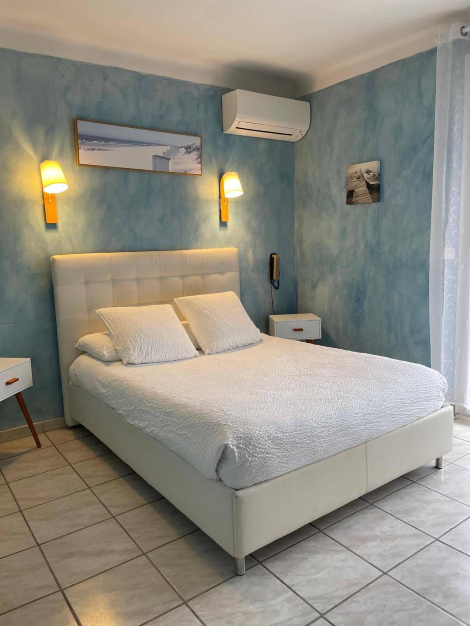 Logis Hotel Le Clement V Roquemaure  Εξωτερικό φωτογραφία