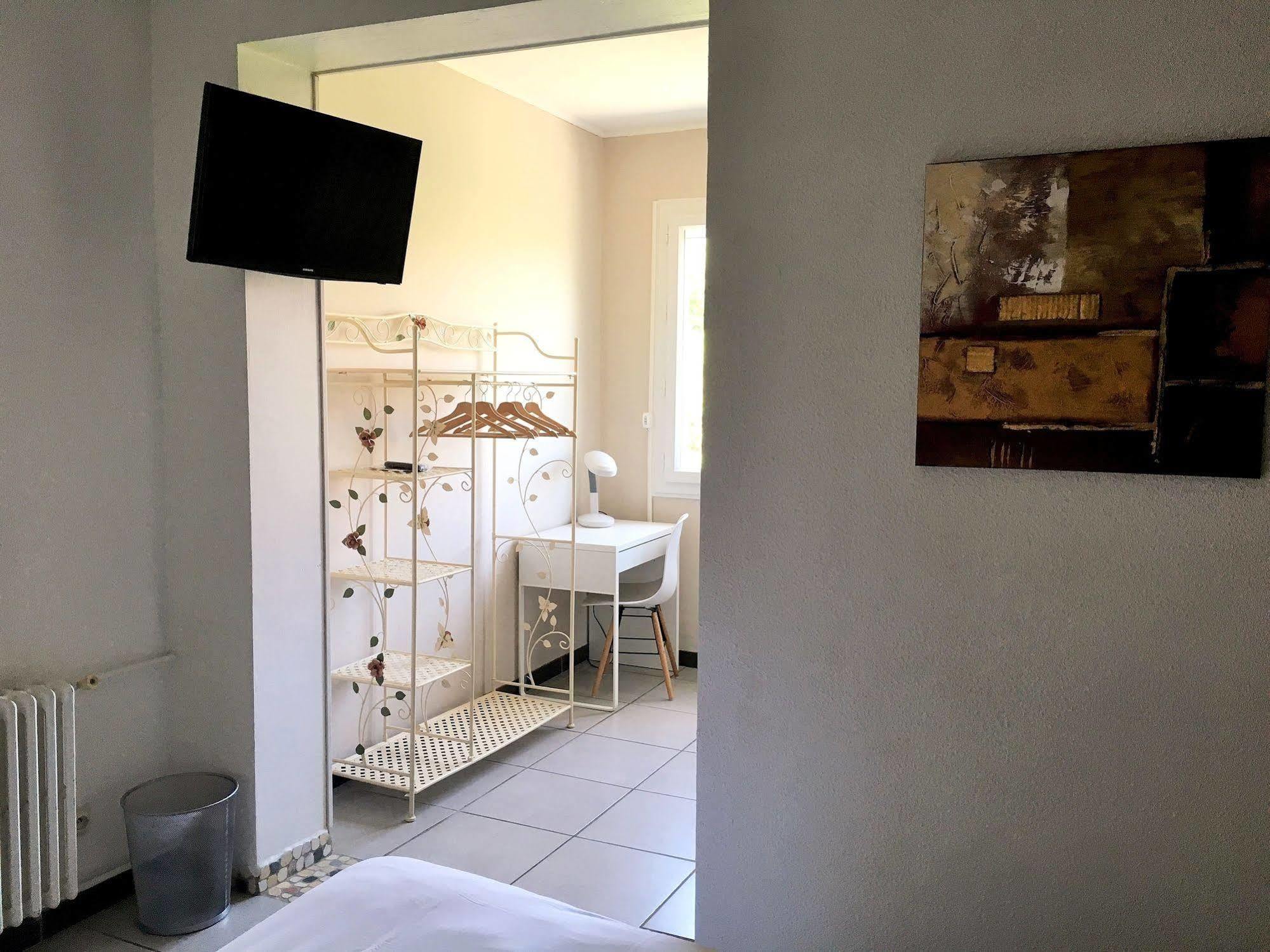 Logis Hotel Le Clement V Roquemaure  Εξωτερικό φωτογραφία