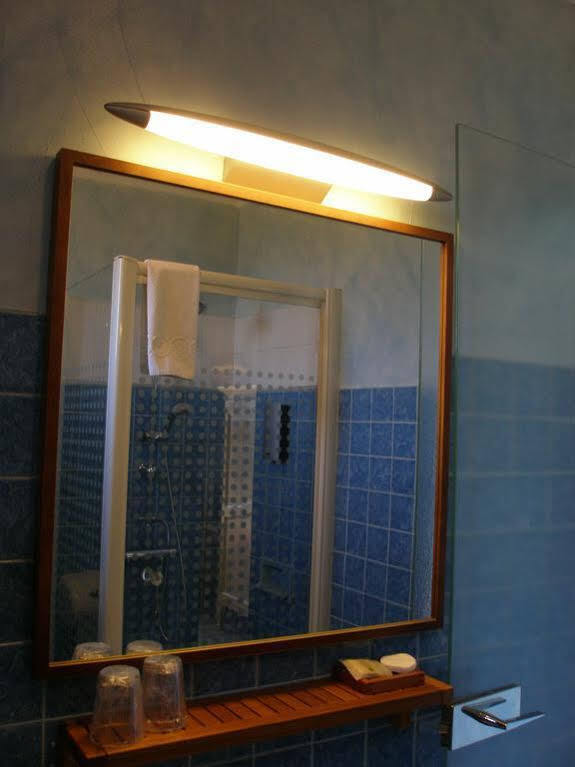 Logis Hotel Le Clement V Roquemaure  Εξωτερικό φωτογραφία